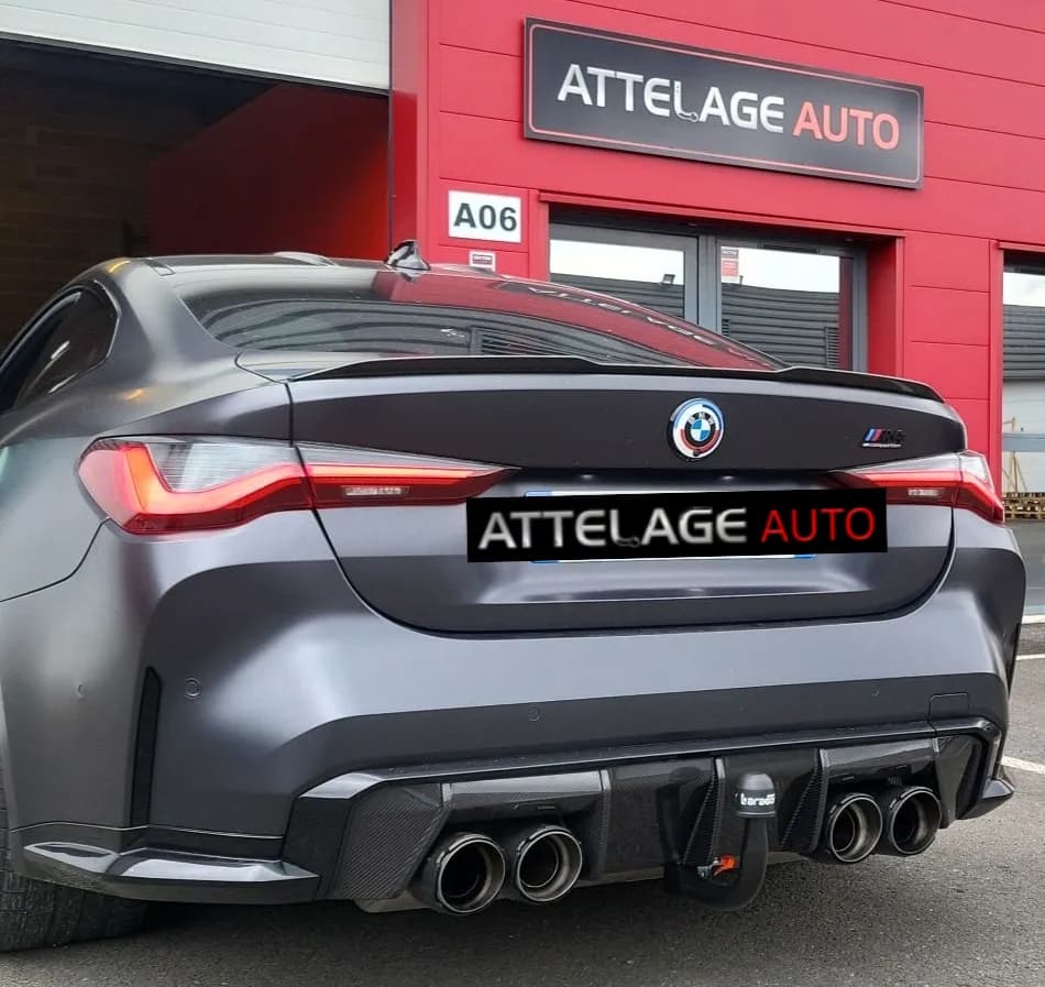 BMW M4 équipée d'un attelage installé par Attelage Auto