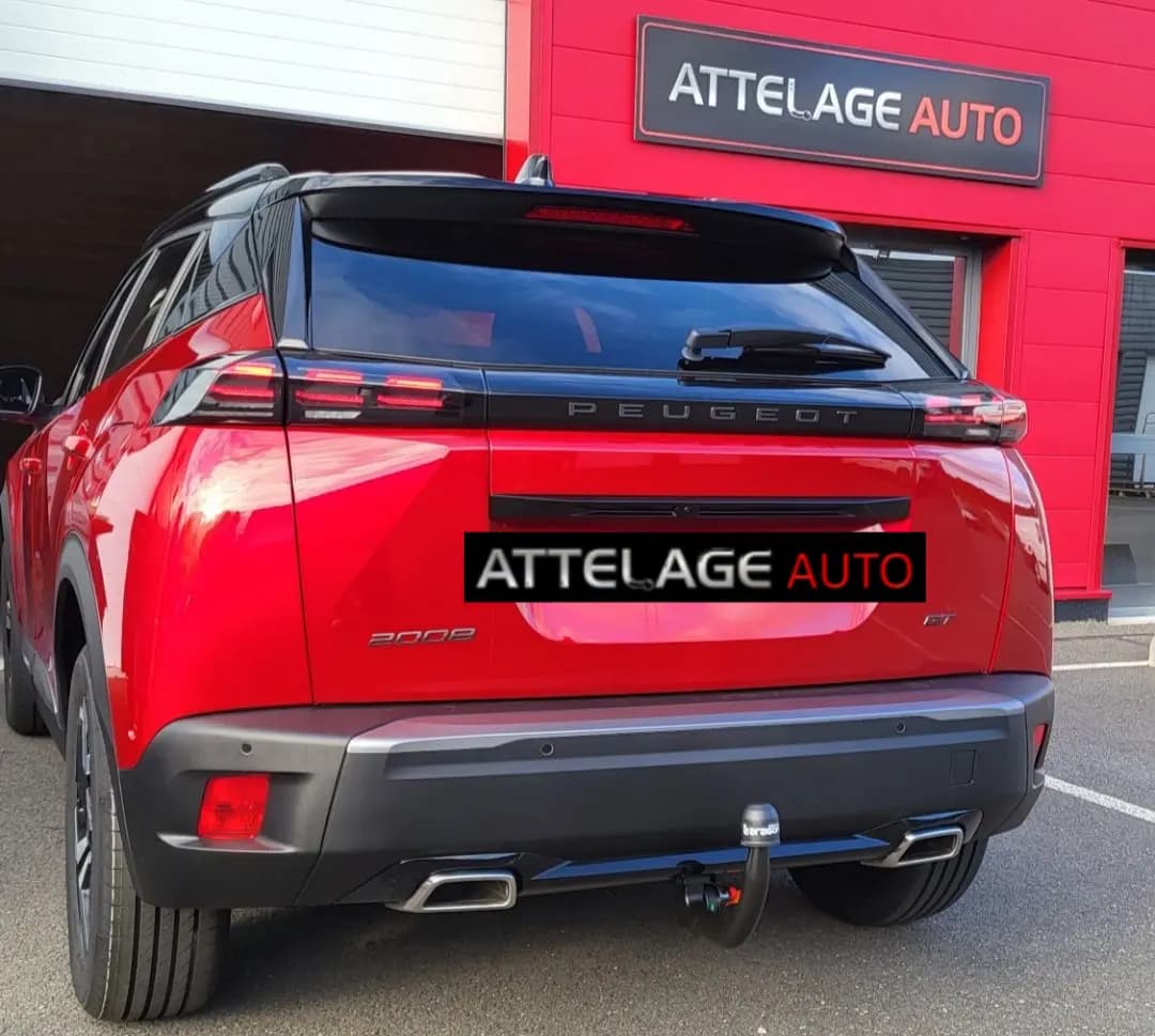 Voiture de ville & citadine illustrée par un véhicule équipé d'un attelage