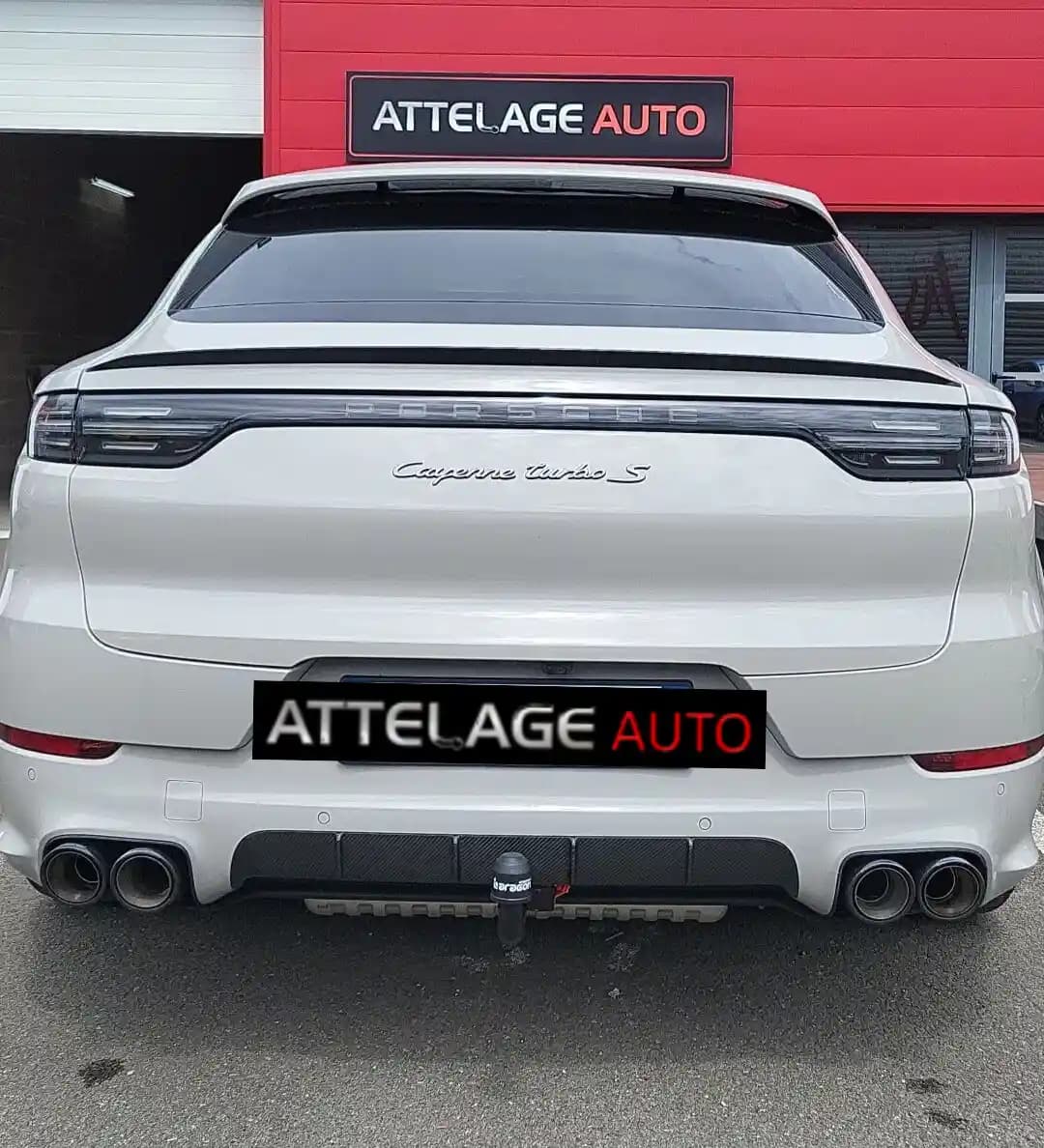 Voiture haut de gamme, sportive & de luxe illustrée par un véhicule équipé d'un attelage