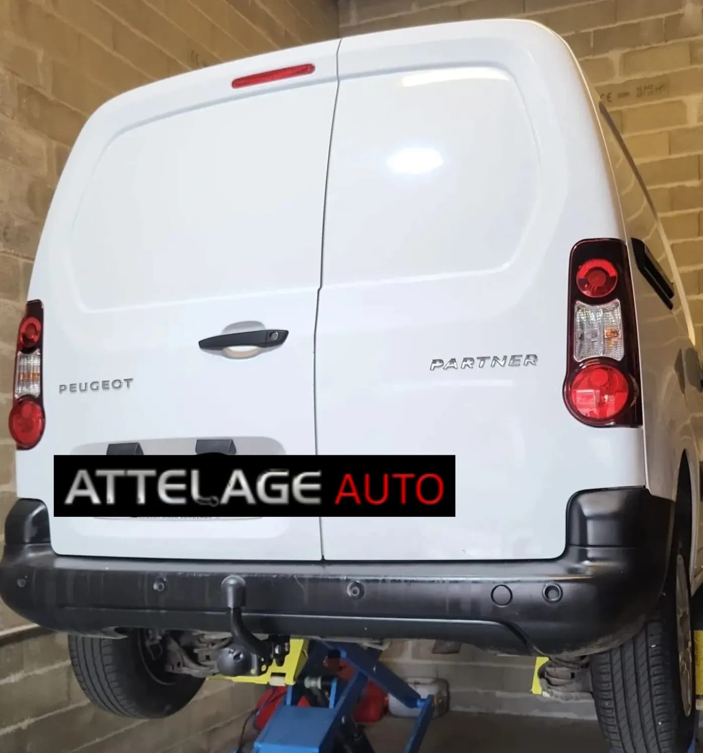 Véhicules utilitaires : fourgons, vans, camions illustrée par un véhicule équipé d'un attelage