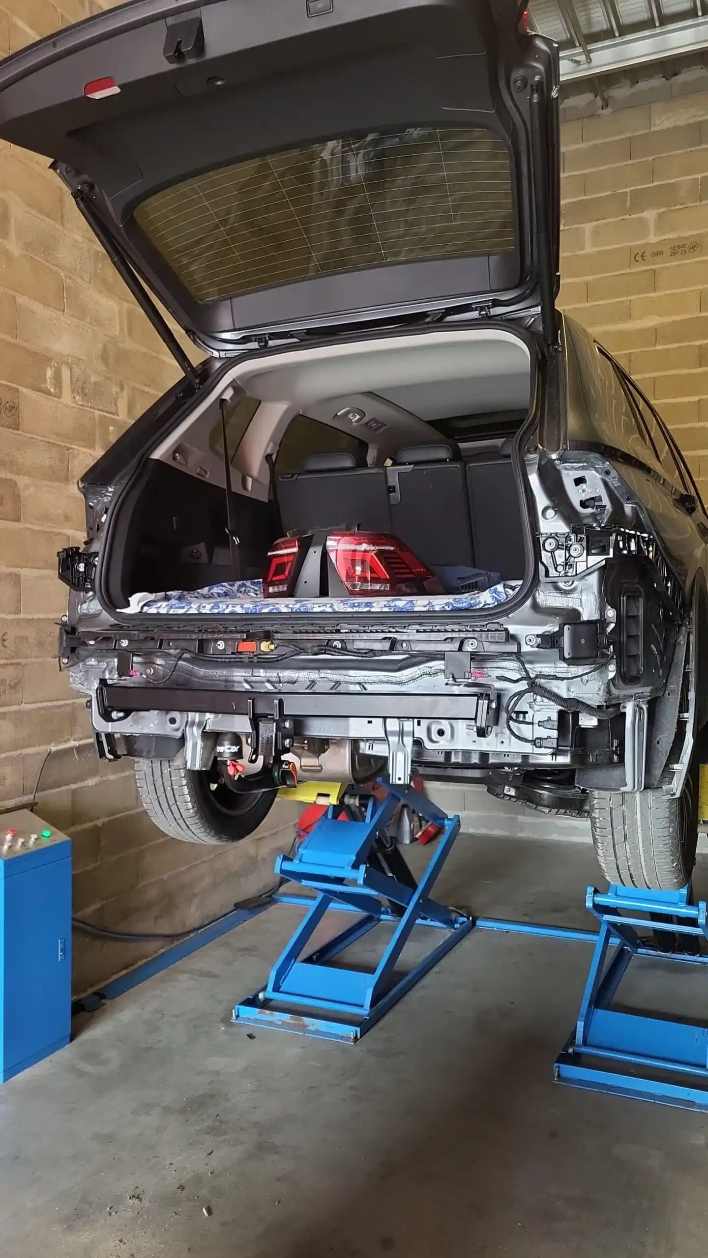 Véhicule sur pont élévateur dans l'atelier Attelage Auto