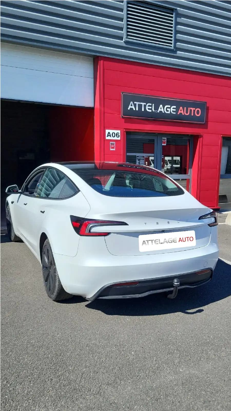 Tesla équipée d'un attelage installé par Attelage Auto